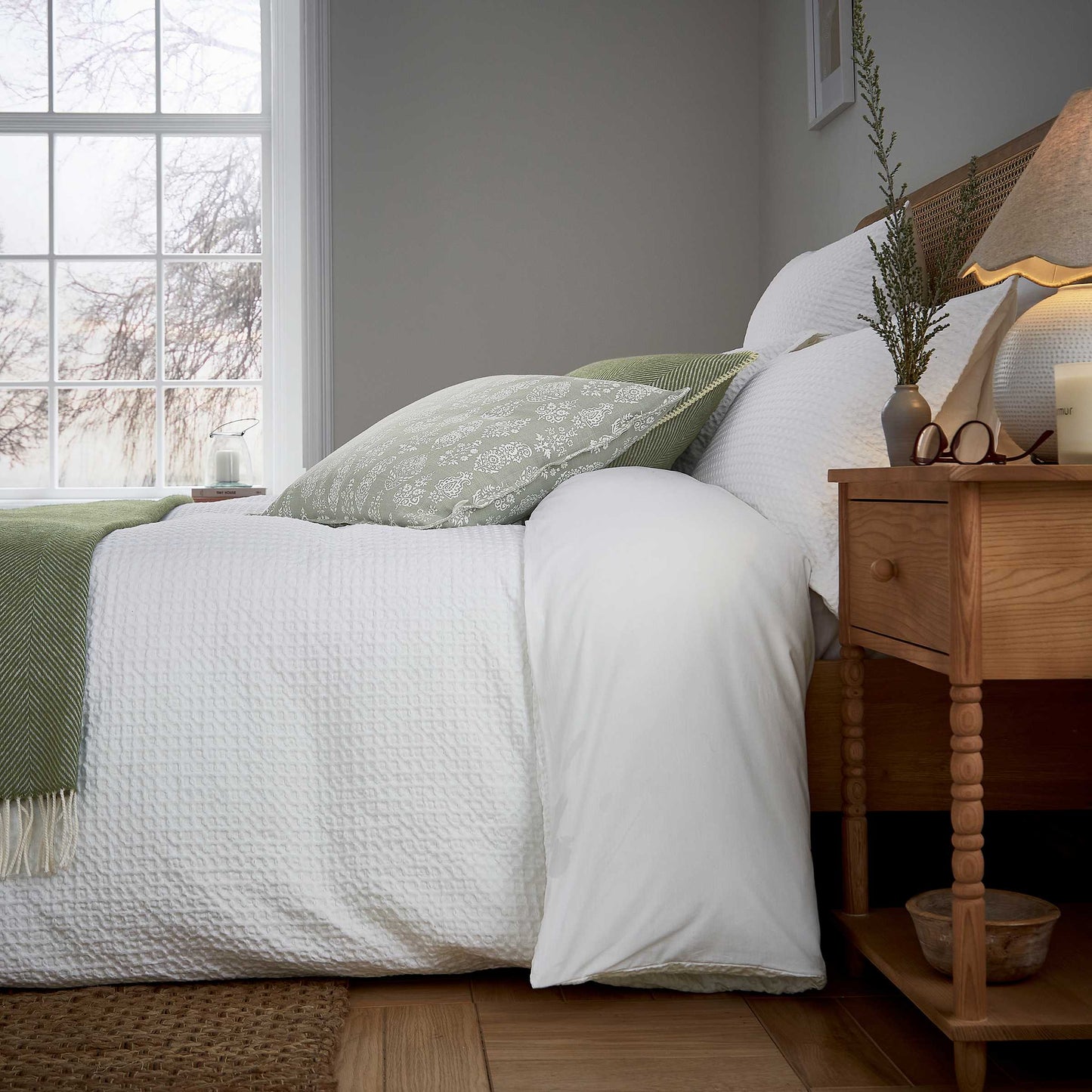 Lida, White