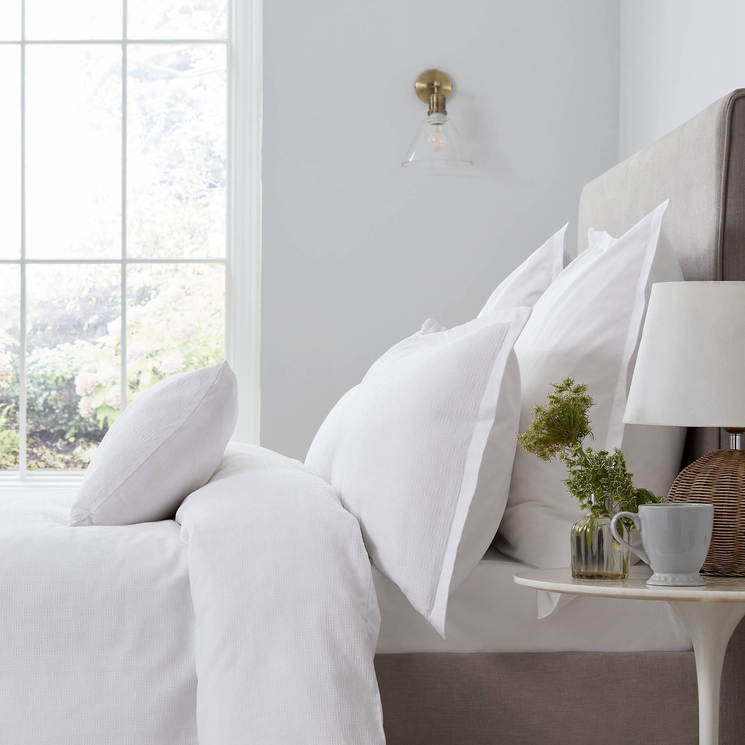 Ari Bedding White