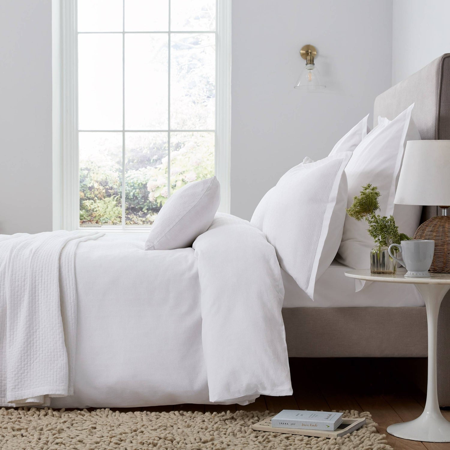 Ari Bedding White