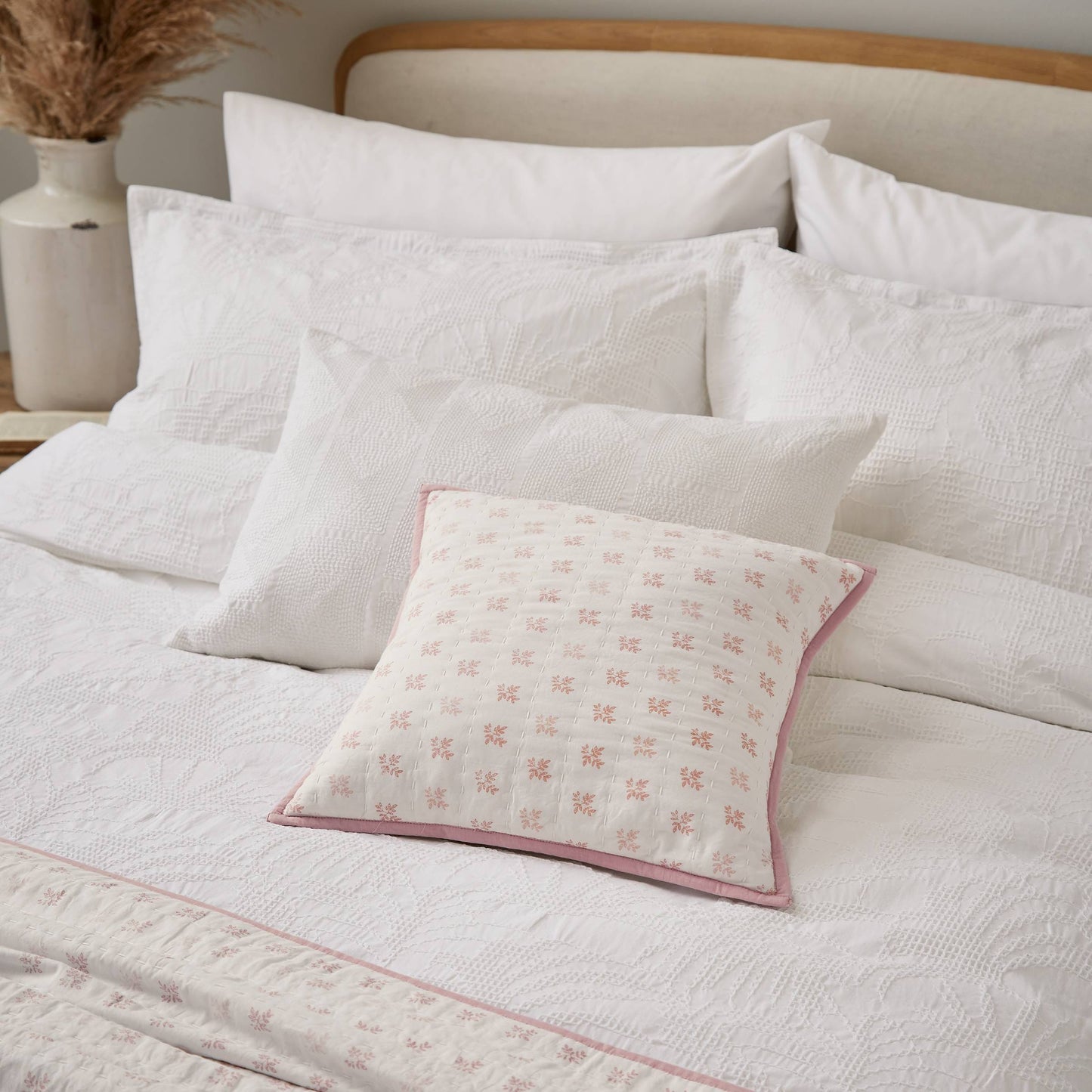 Iris Bedding White